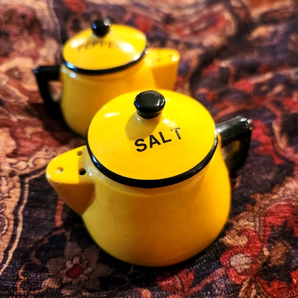Other - Vintage teapot salt and pepper shaker set